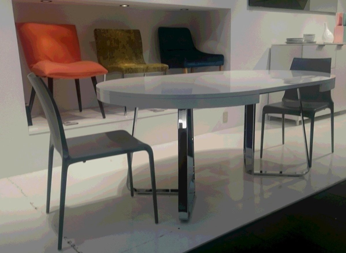 ダイニングテーブル AVA が新たに入荷しました。円形の伸長式テーブル