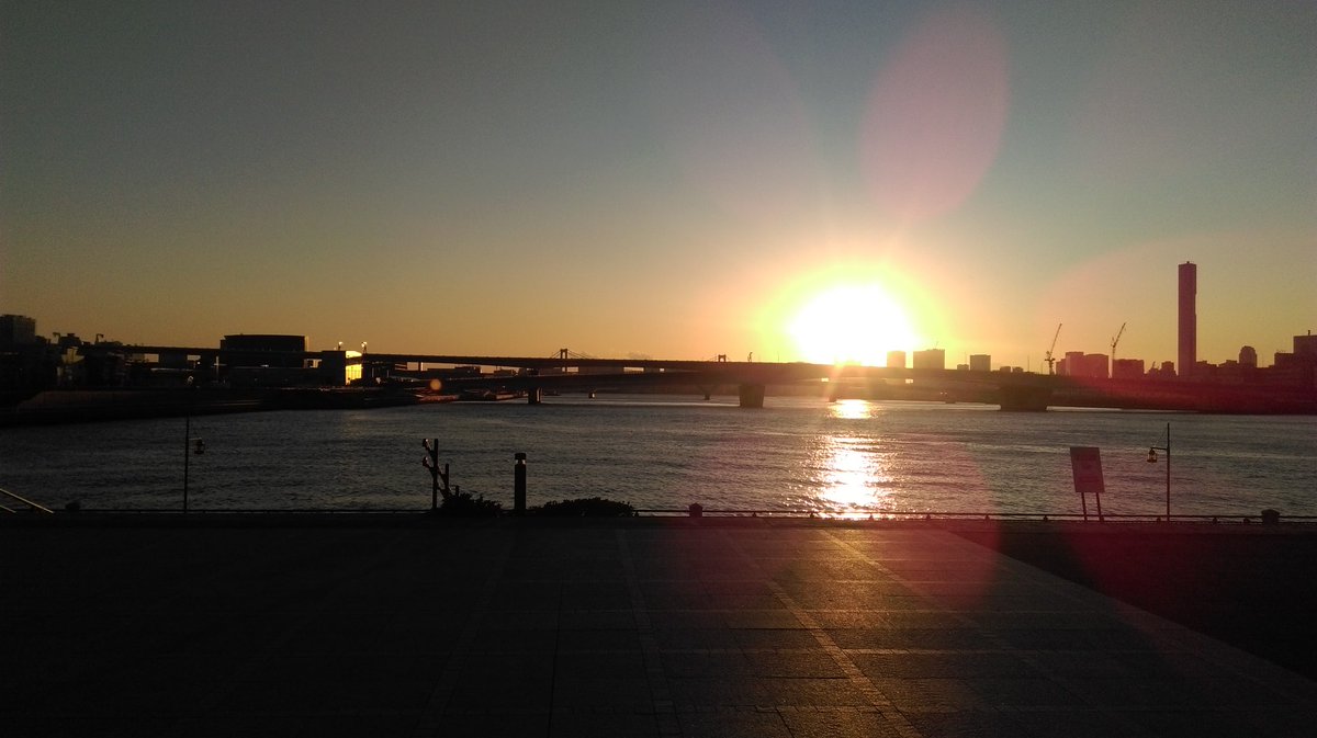 InuBuchiJapan's tweet photo. Journée à Toyosu avec ce magnifique coucher du soleil, le Japon est un pays magnifique !

#tokyo#japon #coucherdusoleil #voyage #toyosu #otaku https://t.co/9gRCoyPH6i