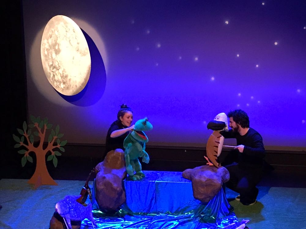¡A las 11:30h función de #UnaRanaEnLaLuna en <a href="/TeatrosLuchana/">Teatros Luchana</a>! Aún estáis a tiempo:
proticketing.com/teatrosluchana…

#teatro #bebes #Madrid #LuchanaKids
