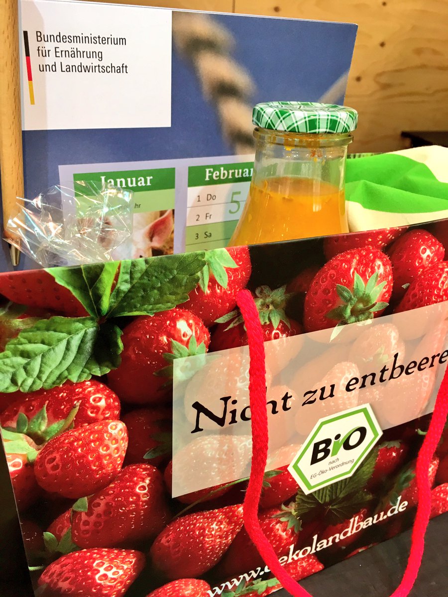 Biohoefe's tweet photo. Und es geht wieder los! Auf der #Bühne am #BÖLN-Stand spielen wir um ein köstliches Genuss-Paket! Mitmachen ist ganz einfach - zum Stand 215 in der #Biohalle 1.2b kommen und beim #Gemüse-Quiz sein Wissen testen! #BioIGW18 #diedemos https://t.co/iiCud4aJyW