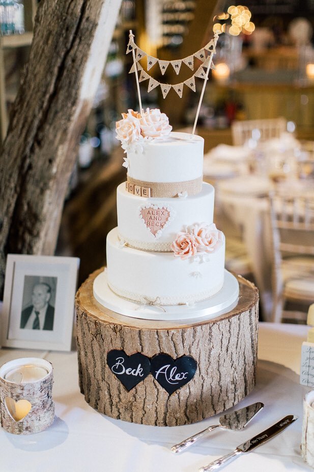 Little_Cake_Box's tweet photo. Throwback to Alex and Beck’s #wedding #cake. Beautiful photo by @DuntonsPhoto. #barnwedding #kent #kentwedding https://t.co/m8x0AHsNcM