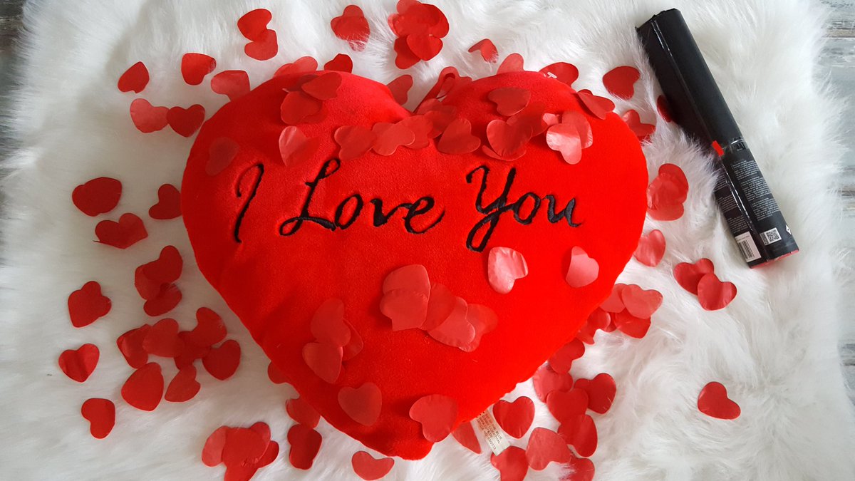 GRHGeluid's tweet photo. Geef jij je lief een ontbijtje op bed tijdens valentijn? Strooi dan wat van deze confetti erbij en je maakt het helemaal feestelijk.

We hebben ze in bulk van 1 kilo voor € 14,00 of in cannon van 28 cm voor € 4,20 per stuk 
Bestellen kan via info@grh-geluid.nl https://t.co/TWvundlaE9