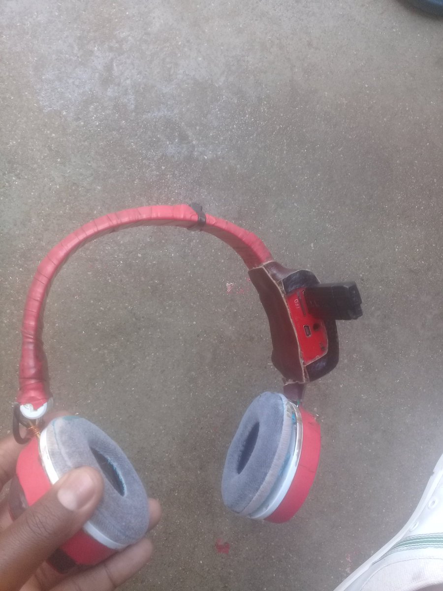balty101's tweet photo. A young man frm Lebowakgomo has creatd his own headset that use USB n charge with a battery 📱. RT to help him pursue his career @G_XCON https://t.co/qzkW7cqRou