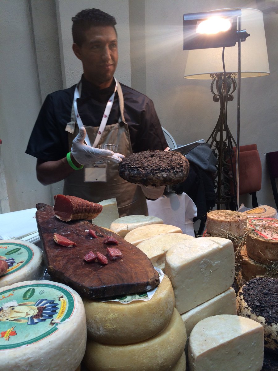 hidden_italy's tweet photo. Da #norcia il caseificio e norcineria #fraschetti ci tenta con moltissime bontà! #winesiena2018 https://t.co/7AbiNweKri