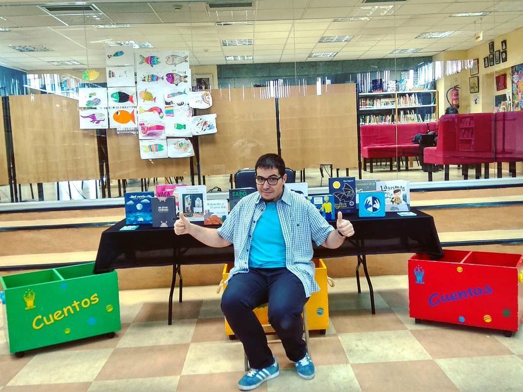 israelhergon's tweet photo. Hoy toca unos #CuentosdelRevés mañaneros en #Biblioteca de #Alpedrete.
.
Y hoy tengo otra fotillo más que me hace mi acompañante 😁.
.
#NarraciónOral #Cuentacuentos #Storytelling #SesióndeCuentos #infantil #familiar #Libros #ÁlbumIlustrado #Programaci… https://t.co/14DsJVAU3I https://t.co/77Z6cjF0tk