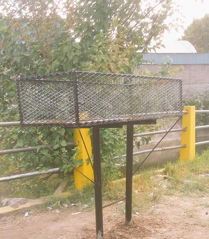 vivi_torcuato's tweet photo. Seguimos trabajando para los vecinos colocando nuevos cestos de residuos construidos por el #TallerDeHerrería #Torcuato_Este https://t.co/vVGplPHVq7