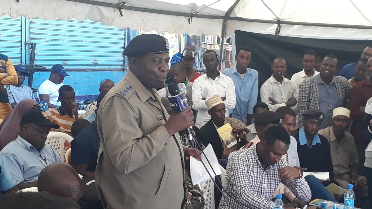 Dayga_Ali's tweet photo. #Nairobi sarakil ka socotay taliska saldhiga boliska xaafda #Islii o mel fagara ah ku la hadlayay dad ka deganka aye u sheegen hadi ey boliska qabtan in eysan bixin wax lalush ah. #PanganiPoliceStation https://t.co/9CTiodgD9r