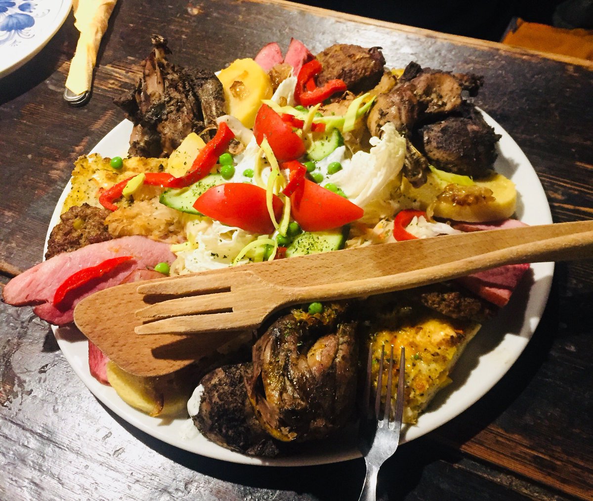 AlbinaIcelander's tweet photo. AncientDNA dinner in U dwau Maryí. Bohemian feast and mead #wpsg2018 #evomics2018 #aDNA https://t.co/4EvAuUsAKu