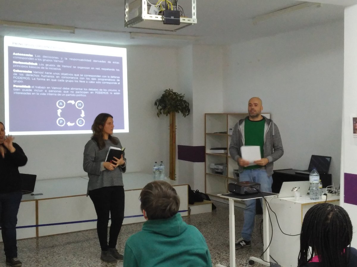 Comienza la #JornadaVamosAlacant introduciendo ¿Qué es Vamos! ? a cargo de <a href="/_EstherSanz_/">Esther Sanz</a> y @reacbus #NadieSinDerechos #VamosAlacant