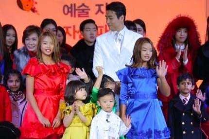 OfficialLSB's tweet image. 방송을 위해 숨겨두었던 이야기, 다문화 어린이들을 위한 자선파티 [안최이임홍김]에서 이동국선수가족과 함께 패션쇼를 선보였습니다. 패션쇼는 오는 28일 KBS 2TV - '슈퍼맨이돌아왔다'에서 시청 가능하십니다 :)