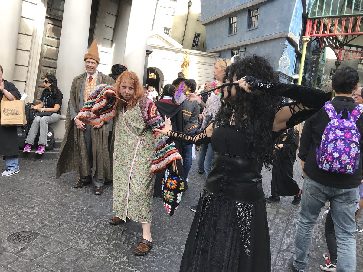 MuggleNetLive's tweet photo. The powerful women of #HarryPotter Molly Weasley defends her husband from Bellatrix. He and his rubber duck are safe and sound! #cosplay #HPCelebration https://t.co/mNSJ3g1sgI