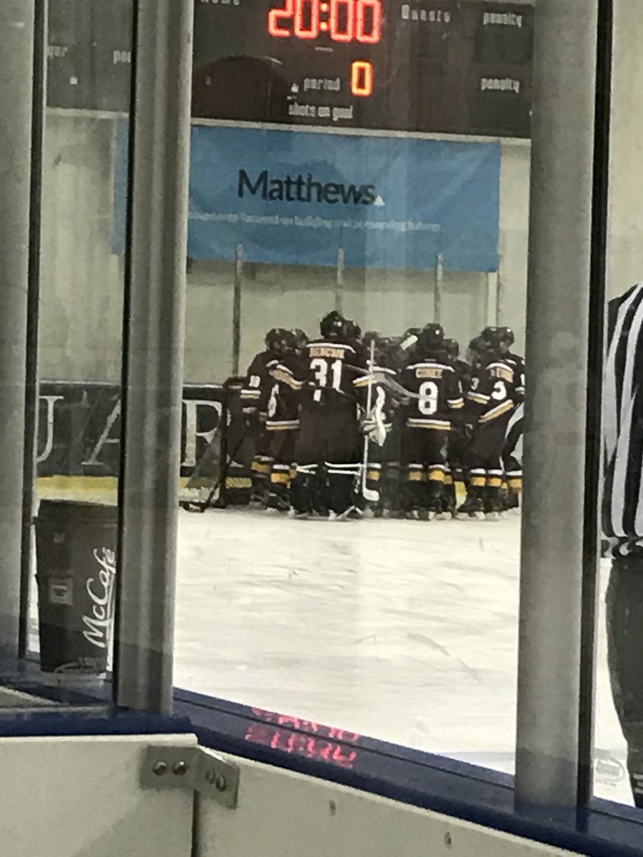 AliBerg77's tweet photo. Nothing like a good old group hug in the morning. #Edge #BantamPrep #HockeyFam #EdgeShowcase https://t.co/vXXeT6iQxE