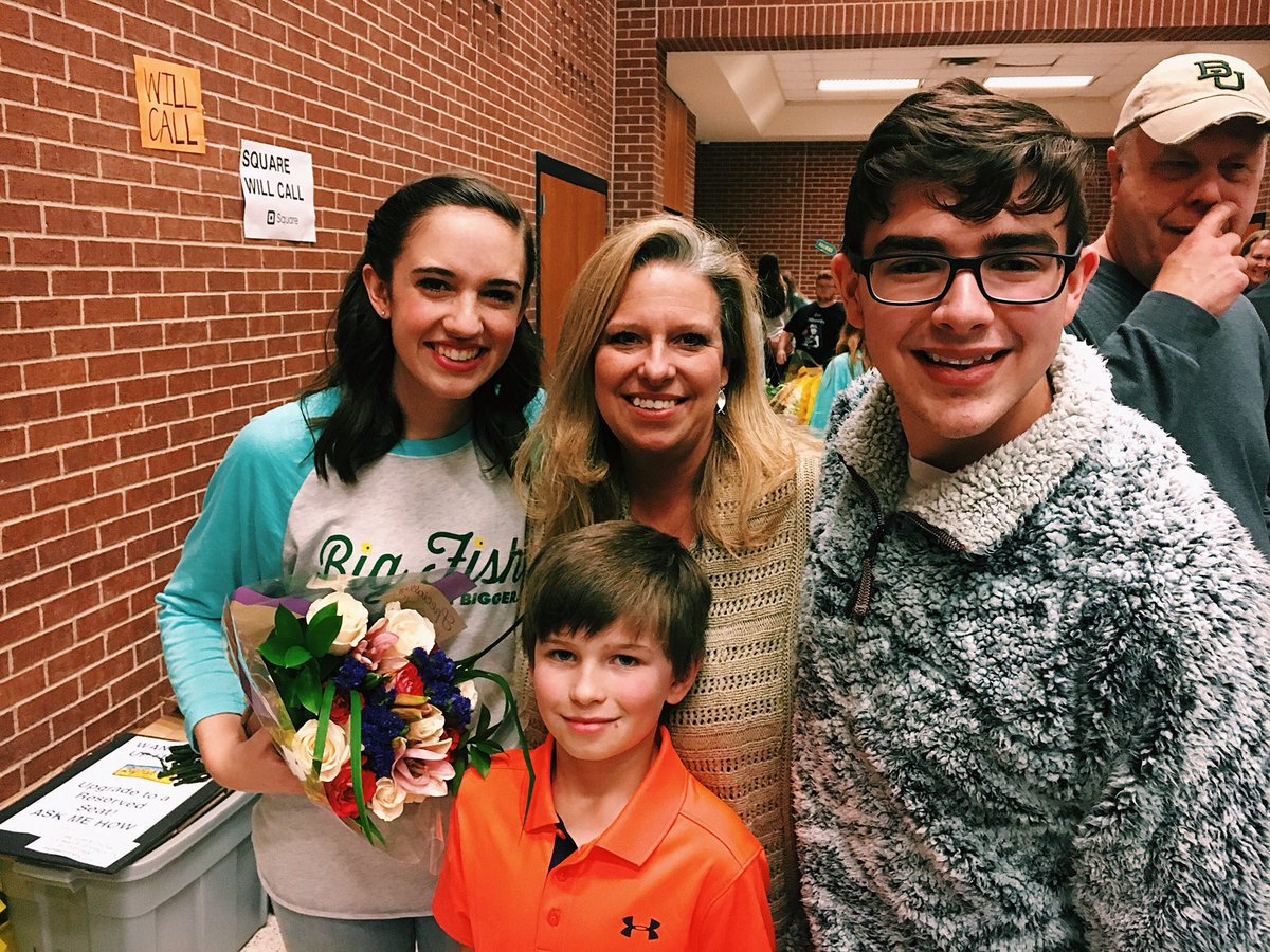 gracie__johnson's tweet photo. night 2 was a TOTAL success!! so so much love for everyone who came!! i’m overwhelmed!! TONIGHT @7 and Sun @2!!! 💛🐟🌼 https://t.co/7QVJsboyVt