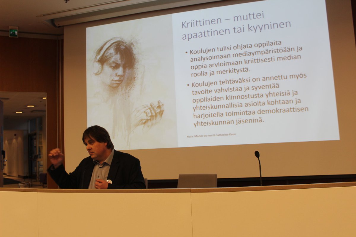 Rehtori Kari Kivinen esitteli #educa2018 tapahtumassa HRSK:n mediataitoprojektia, jossa oli mukana alakoulun, yläkoulun ja lukion oppilaita ja opettajia. "Mediakriittisyys ei saa johtaa apatiaan tai kyynisyyteen vaan innostuneeseen kiinnostumiseen  &amp; osallistumiseen" #Faktabaari