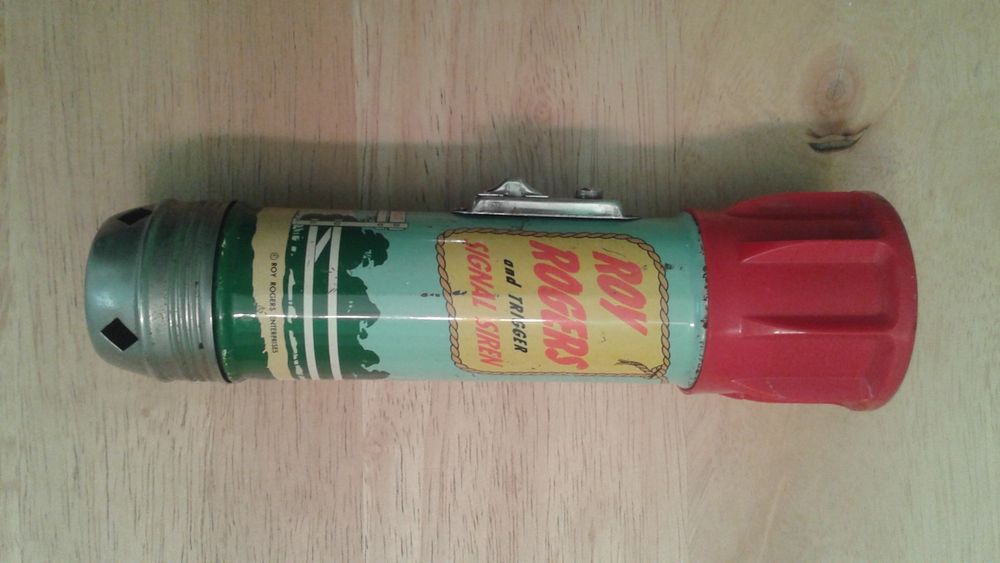 #toys #vintagetoys ANTIQUE VINTAGE TIN TOY ROY ROGERS AND TRIGGER SIGNAL SIREN METAL FLASHLIGHT dlvr.it/QCzgDN