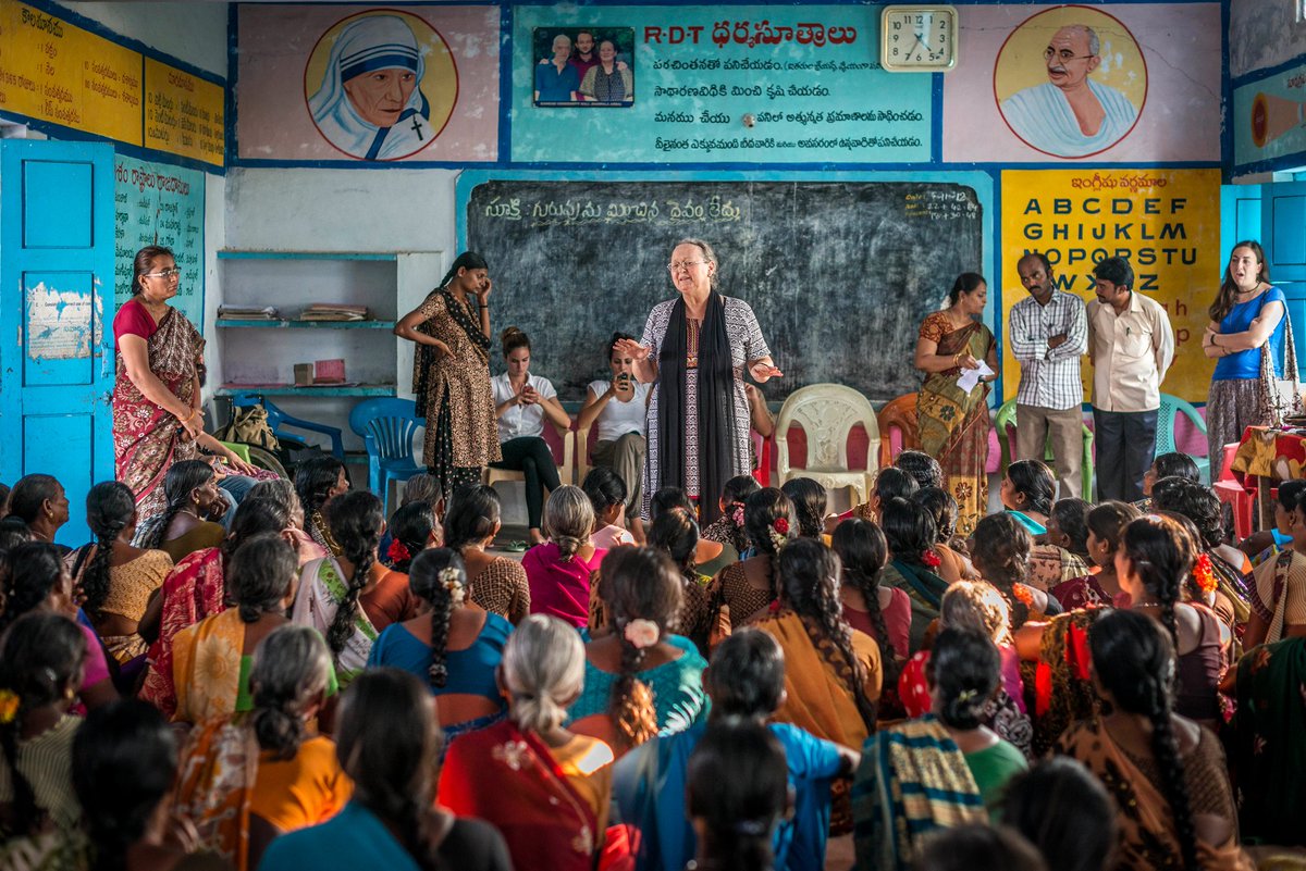 fvicenteferrer's tweet photo. Anna Ferrer recibe el #Premio Humanitario Robert Burns: “Me siento muy feliz de que se haya reconocido que la lucha contra la #pobreza no es un sueño. Con compromiso, constancia y confianza en la gente nada resulta imposible”. #India #rbha2018 ▶️ https://t.co/PkhjocHWqH https://t.co/Ujo8buRJWy