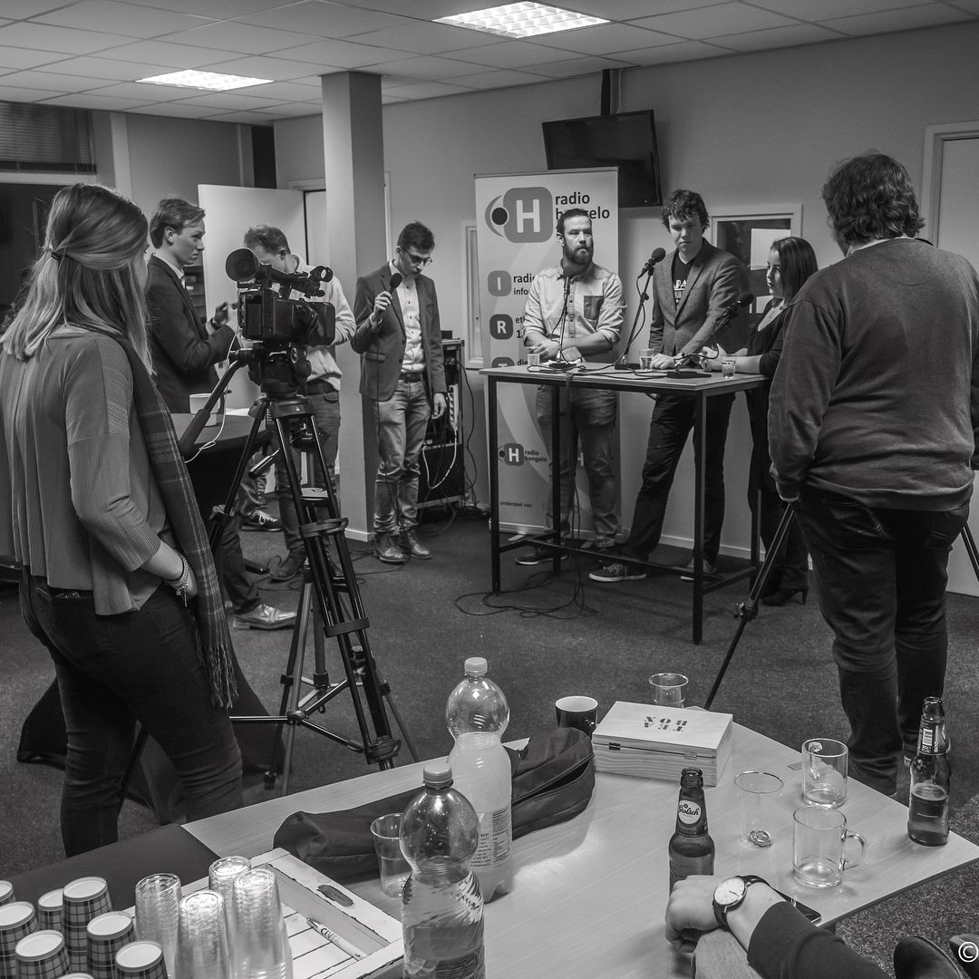GuusBeerlage's tweet photo. Trots op gister! @benvhengelo had drie debatten, vier videocamera's, een fotocamera, vijf microfoons, twee mengpanelen, negen jonge kandidaat raadsleden en veel publiek. Allemaal voor één top uur content. Bedankt iedereen! #jong074kiest #hengelover https://t.co/JR3DnXeJ5m