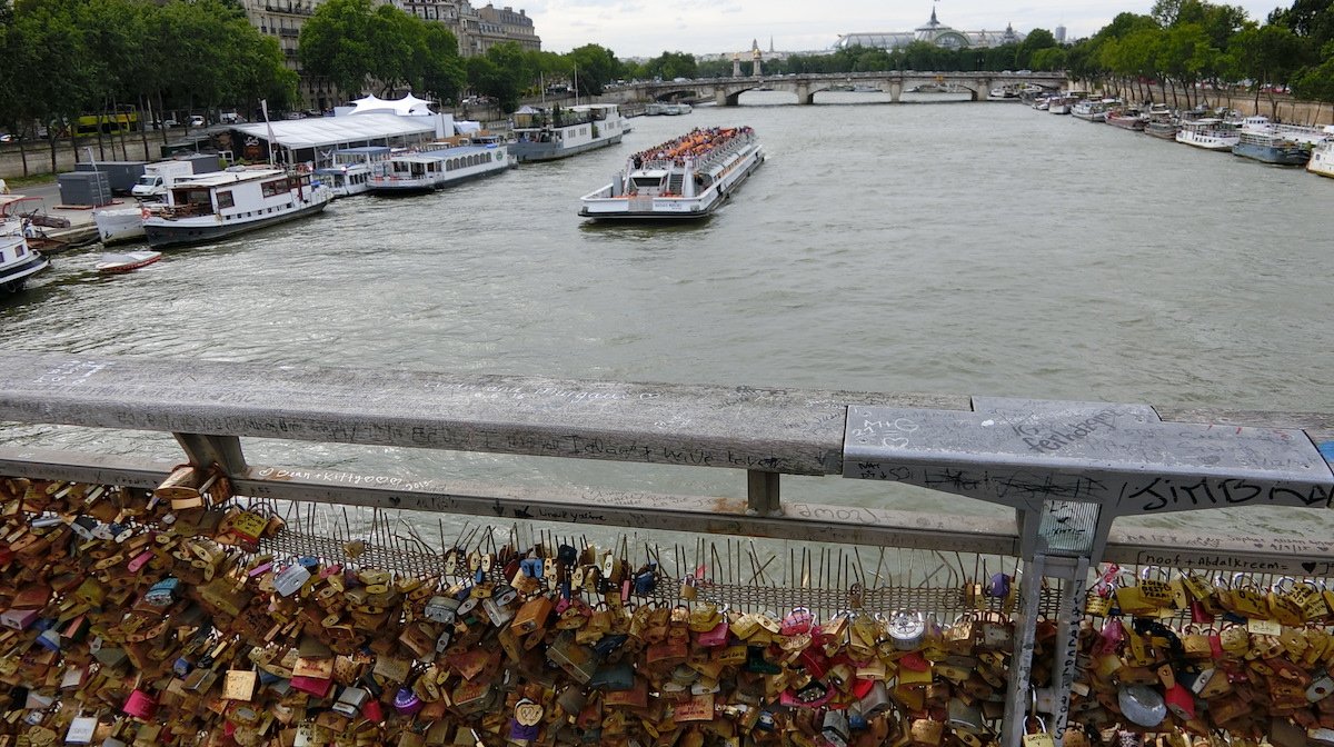 yukatacowboy's tweet photo. โค๏ธ ๐ซ๐ท In Paris, have you ever visited the bridge with the 'love locks'? ๐ Once, we filmed our series there! https://t.co/vsiFnlSyjw ๐
#Paris #lovelock #lovelockbridge #parislover #parisbridge #seeparis #multiculturalism #digitalseries #yukatacowboy @monalisacowboy https://t.co/DEF3xDkmyR