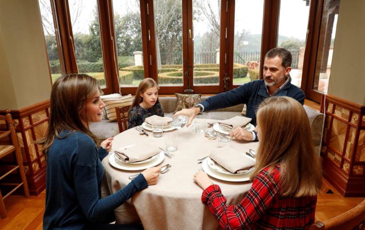 Los reyes de España comiendo con sus hijas
