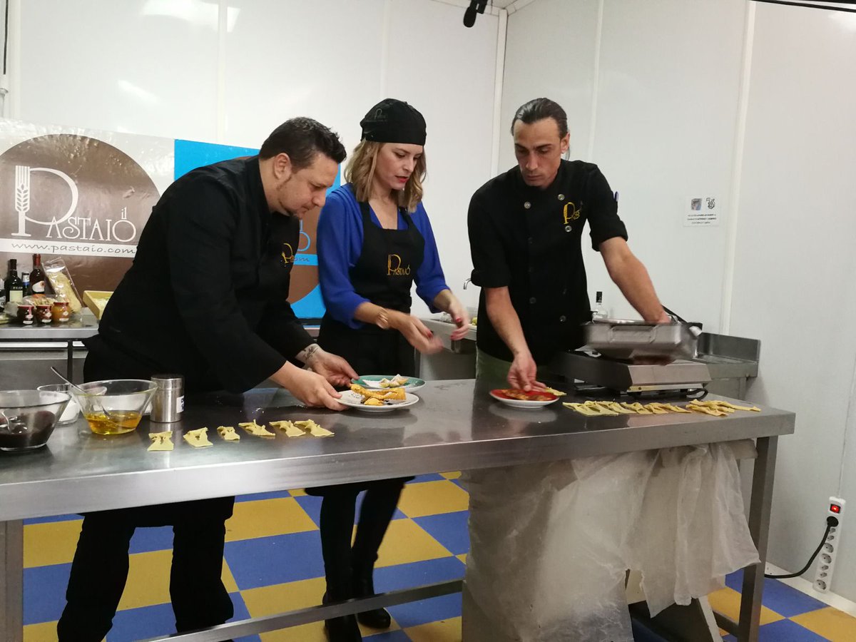 sartenea's tweet photo. ✔Estaremos en Aquí la Tierra , haciendo chiacchiere , postre típico de carnaval en Italia https://t.co/tAdXss2QF2