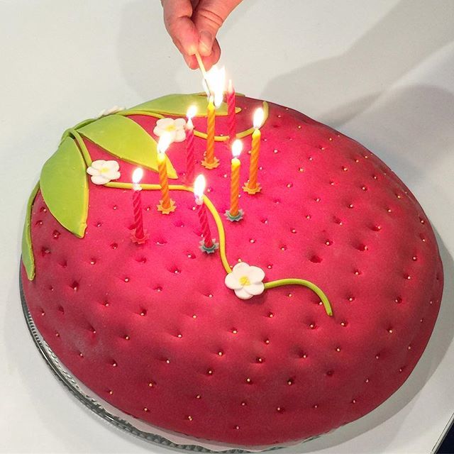 tuulaslife's tweet photo. Syntymäpäiväkutsuilla 🍓✨At the #birthdayparty ✨ 8 vuotta / kynttilää ✨ #8 years / #candles #mansikkakakku #strawberry #cake #party #kutsut #in #Espoo #wehavefun and now #coffee #kahvia #happybirthday tuulaslife #nelkytplusblogit #åblogit #bloggaaja https://t.co/8AAaPpMCCL https://t.co/EdUs4AqkbQ