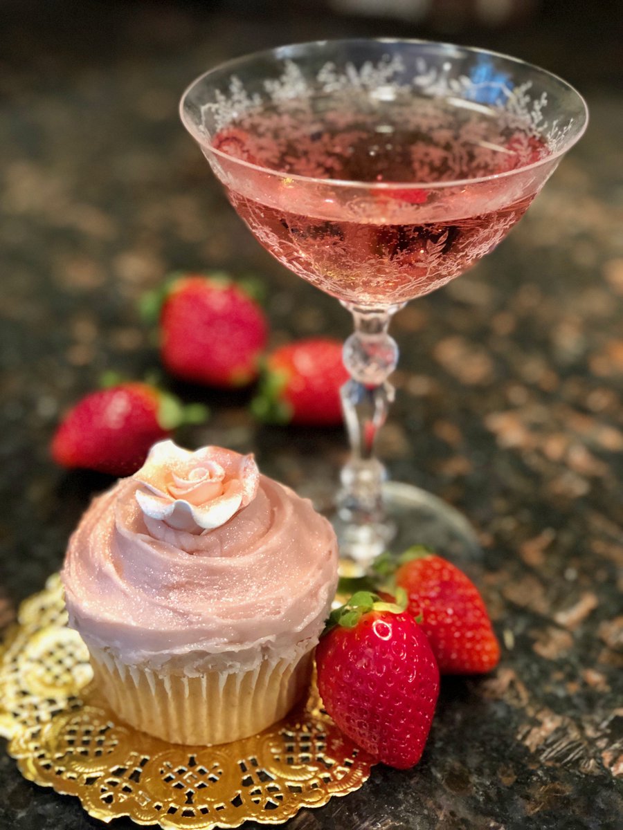 Pink Champagne Cupcakes - How I made these, with probably way too many pictures for inspiration 😊, is now on our blog. #pinkchampagne #pinkchampagnecupcakes #champagnecupcakes #inthekitchenwithlindadavis #glitter #glittercupcakes #sparkle #sparklefrosting
