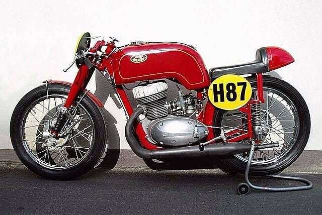 Jawa racer?

Photo courtesy of @evangommads

More photos on - ift.tt/1MOOLiU | #Jawa | #JawaMotorcycles.com | #MadeInCzechoslovakia| #2Stroke | #Chrome | #Biker | #Motorcycles | #JawaCZ | #Yezdi | #Retro | #Vintage | #VintageStyle | #caferacer … ift.tt/2FnVDIh