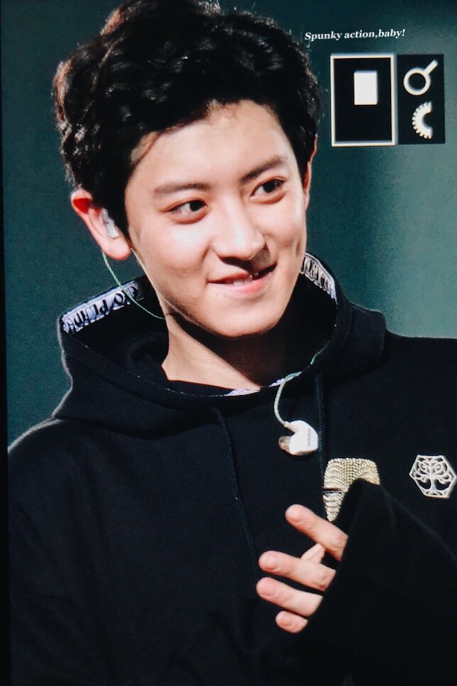chanyeolit's tweet photo. 180127 #TheEℓyXiOn in Saitama 찬열 / 👄 #BestFanArmy #iHeartAwards #EXOL @weareoneEXO https://t.co/1cn3f2dl0M