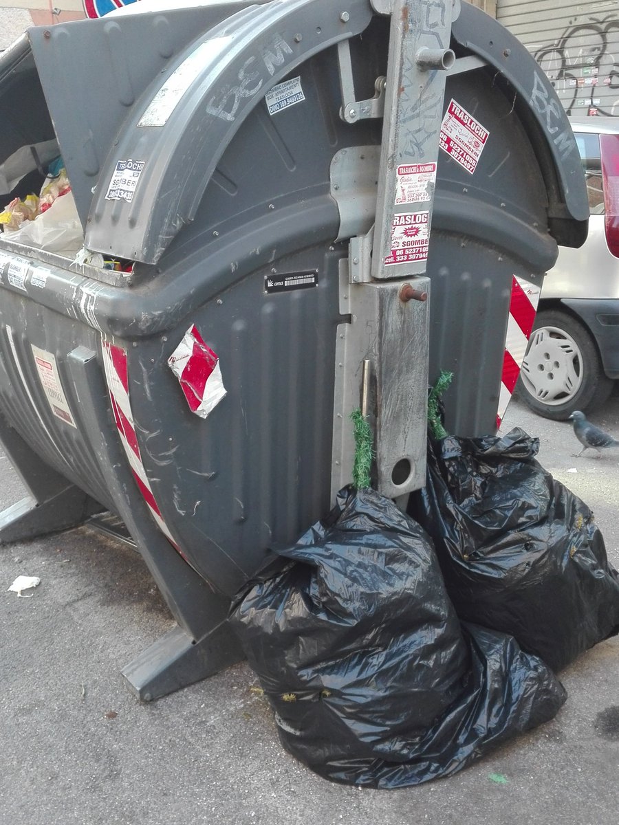 @amaromacapitale @virginiaraggi Quando verranno svuotati questi cassonetti? Via Genazzano civico 40