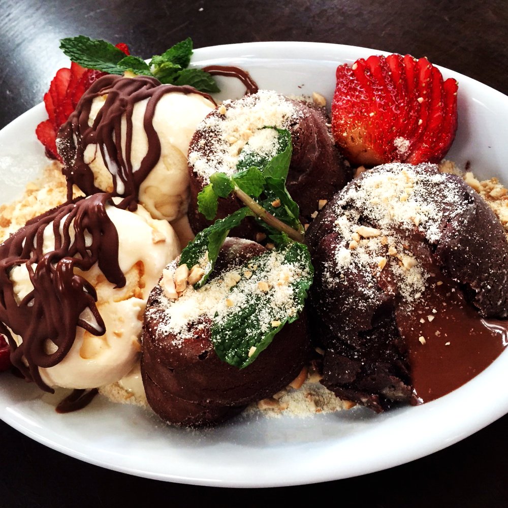 restBartolomeu's tweet photo. É apaixonado por sobremesas? Então você precisa provar o nosso Petit Gateau! Aqui você escolhe entre doce de leite ou chocolate, duas delícias. Venha provar. ;)

📍 Brasília - 409 sul
📍 Goiânia - Rua 22 Galeria Pátio 22

#PraDarAguaNaBoca #BartolomeuRestaurante https://t.co/V1C9hfAPHX
