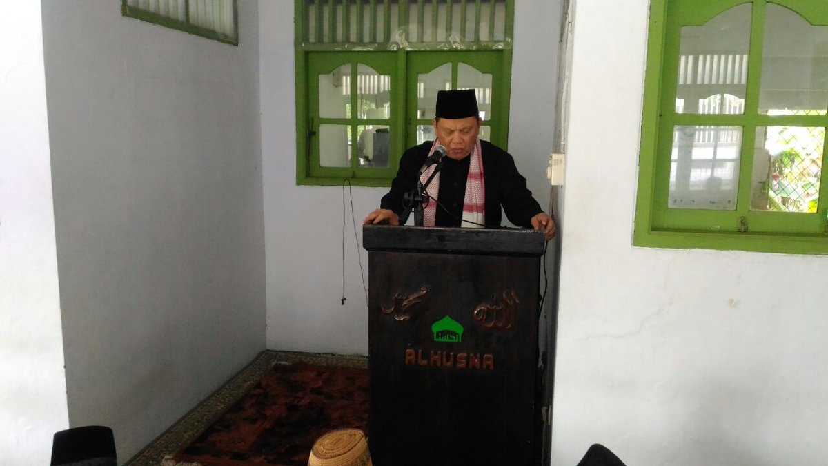 bu ini bapak lg jadi khotib jumatan di masjih al husna