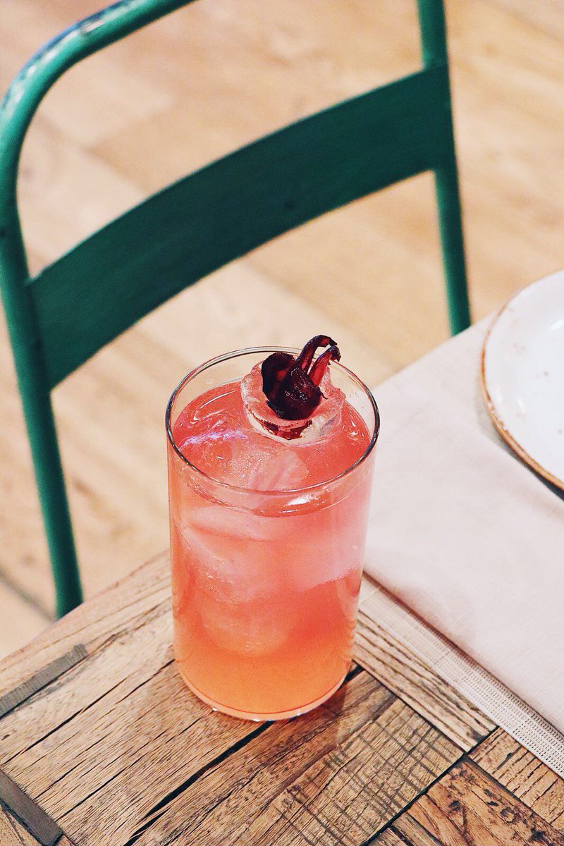 Gin tonic inspirado en el agua de jamaica, con unas lágrimas de lima y el toque agridulce de la fruta de la pasión, te atreves con nuestro cóctel Burbujas de pasión? 🍹👏
#Perrachica #GrupoLarrumba