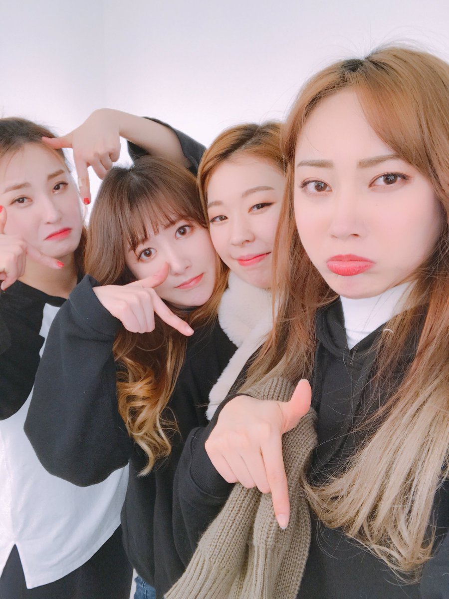 VARIOUS86379624's tweet photo. 오늘 와주신 우리 " 베리윈 " 들😘
와줘서 넘 고맙쟈냐~~~🎶
슬로건 너무 감동이자냐요오~~~~
앞으로 베리어스와 평생 꽃길만 걷자!!🌸 
#various #베리어스 #희소 #태인 #동아 #도영 #셀카 #콘서트 #concert #Intaro #인타로 #베리어스콘서트 #한양대 #엔터식스 #한양대엔터식스 https://t.co/ORgZeVOqZk