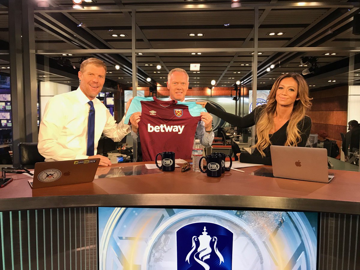 FOXSoccer's tweet image. 👀 We're giving away a West Ham jersey SIGNED by Chicharito &amp;amp; the entire squad! 

Make sure you follow us and RT for a chance to win, courtesy of @WestHamUtd.