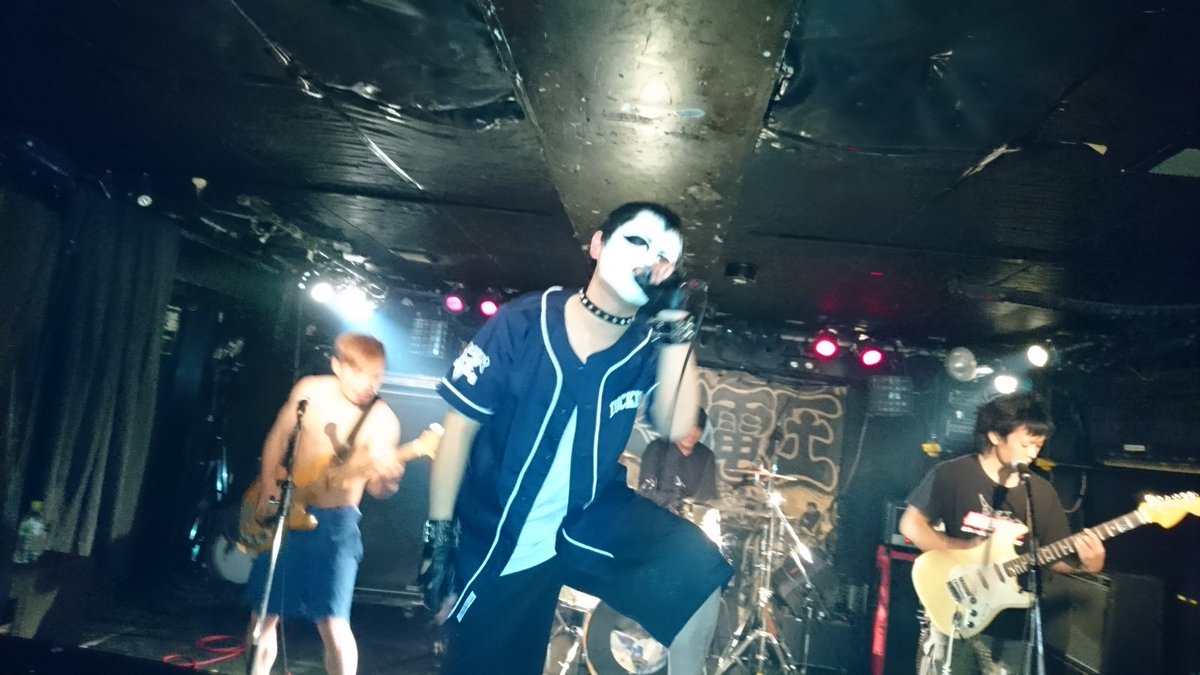 Estoxin__'s tweet photo. 1/26 韮@東高円寺二万電圧
活動休止ライブ。
もじさんは僕にとって、バンドを始めてから初めてできた友達でした。
形が変わっても、これからも長い付き合いになれたら嬉しいです。 https://t.co/7CUQxfBAtm