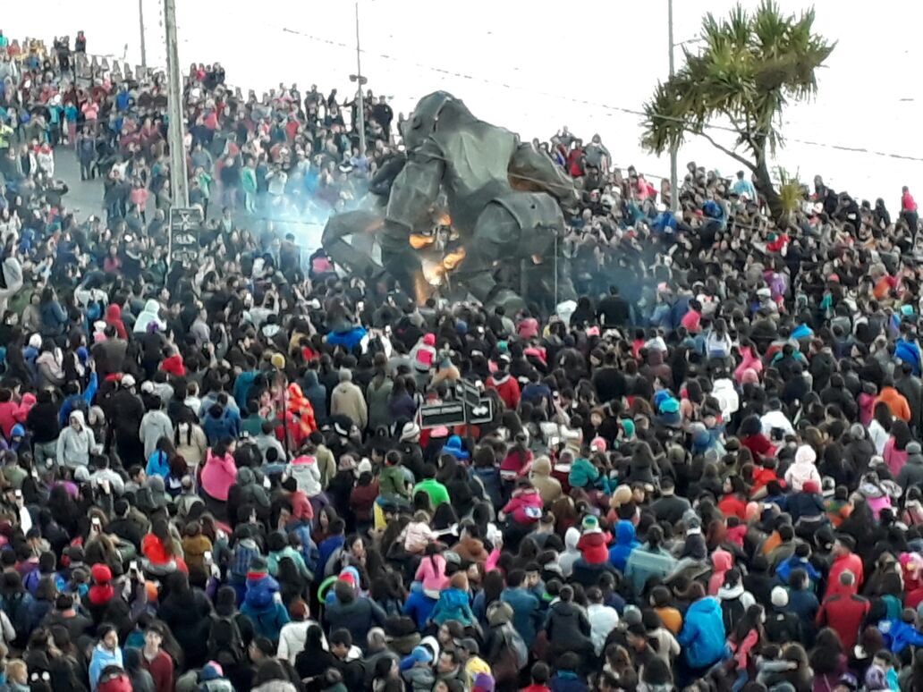 fundteatroamil's tweet photo. Ayer el espectáculo callejero #Beringei se tomó las calles de Ancud 🐒🎊 @muniancud 
📆 Última presentanción: Valdivia, domingo 28 de enero a las 21 hrs en la Costanera 👏🏼 @munivaldivia https://t.co/KkHrjRCBlo