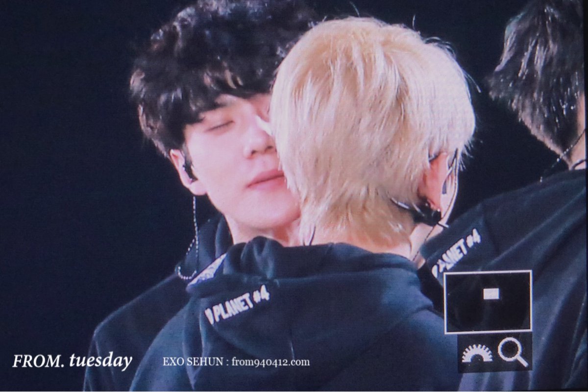 from940412's tweet photo. 180127 세훈♥️ 배쿠형이랑 속닥속닥 기야우😍😍 오늘도 수고했구~ 푹 쉬어요 세훈아👋🏻
#EXOL #iHeartAwards #BestFanArmy @weareoneEXO https://t.co/qHqfRBltgw