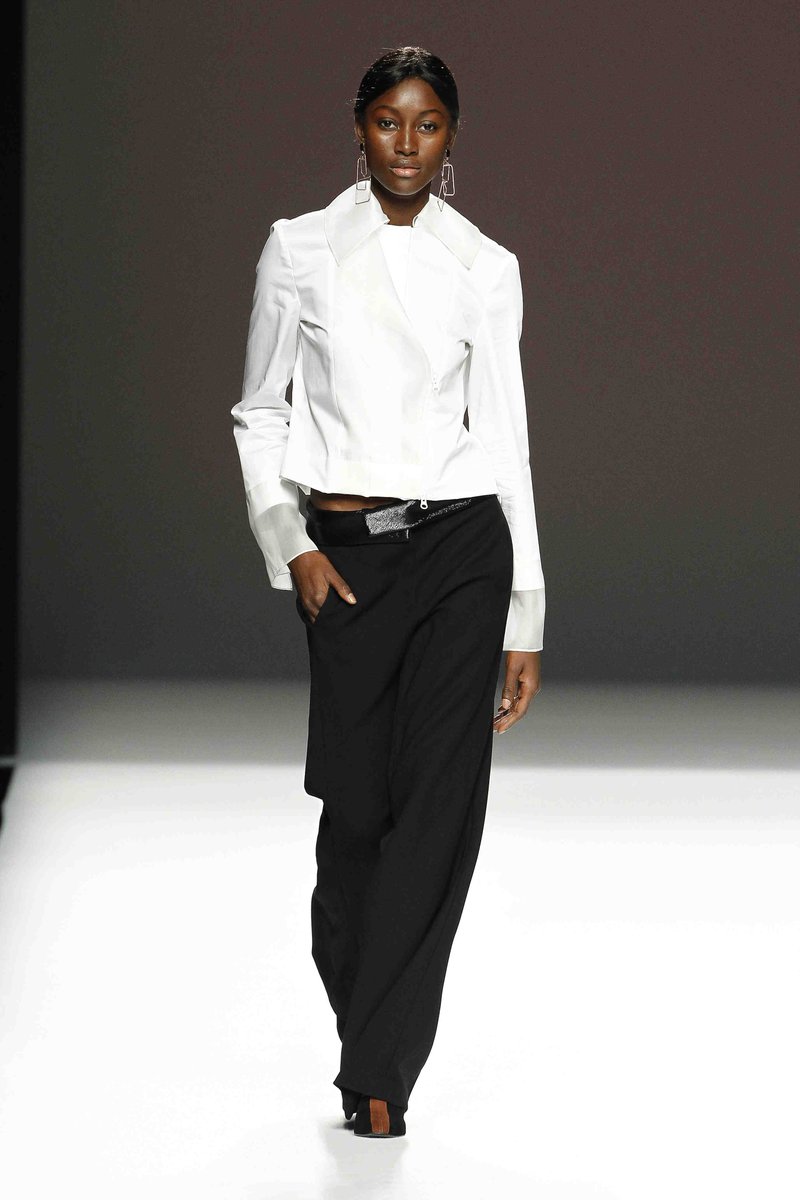 harpersbazaarES's tweet photo. Feminidad, sutileza y una elegancia indiscutible protagonizan el desfile de Ángel Schlesser en #MBFWMadrid https://t.co/77qUFDB77E https://t.co/32Kg9fgRhI
