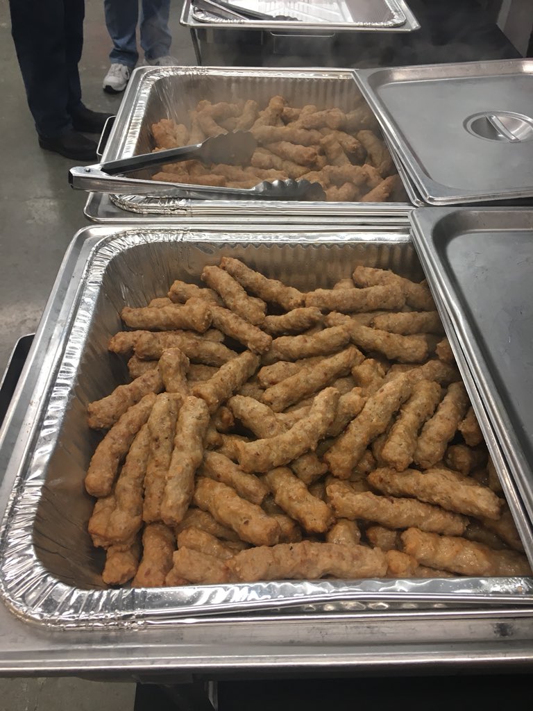 fcfamilykc's tweet photo. Let’s get it started!
#FGMen #BecomingGodsMan #Breakfast #pancakes #Sausage https://t.co/acMsQ248yB