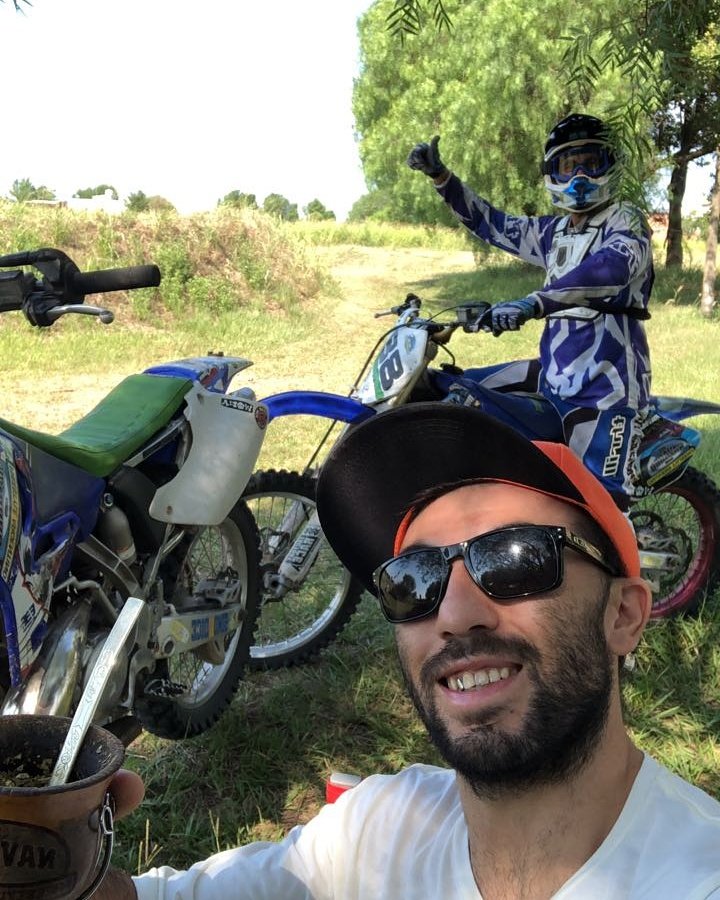 fmxarg's tweet photo. Hoy se entrena con unos amargos (mates) @sebasn123 @franavarro711 @lcmcovers1 @3HCARPAS #iraescapes #freestyleargentino #freestyleargentina #losnavarro #mate #fmxarg #elhorrno @matiensos https://t.co/x8yJwsu6ml