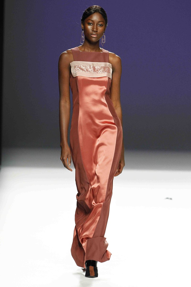 elle_es's tweet photo. Las líneas minimalistas de @ASchlesser llenan la pasarela https://t.co/E6dWSNrsrM #mbfwmadrid https://t.co/RoLqoV2gEg