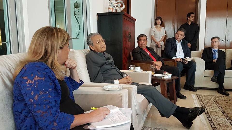 azmanhaj's tweet photo. Pengkhianat Negara sedang berunding dgn kuasa barat (negara Eropah) utk Malaysia dijajah semula. WTF Madey...tuihhh!! https://t.co/GLjIbg77Jn