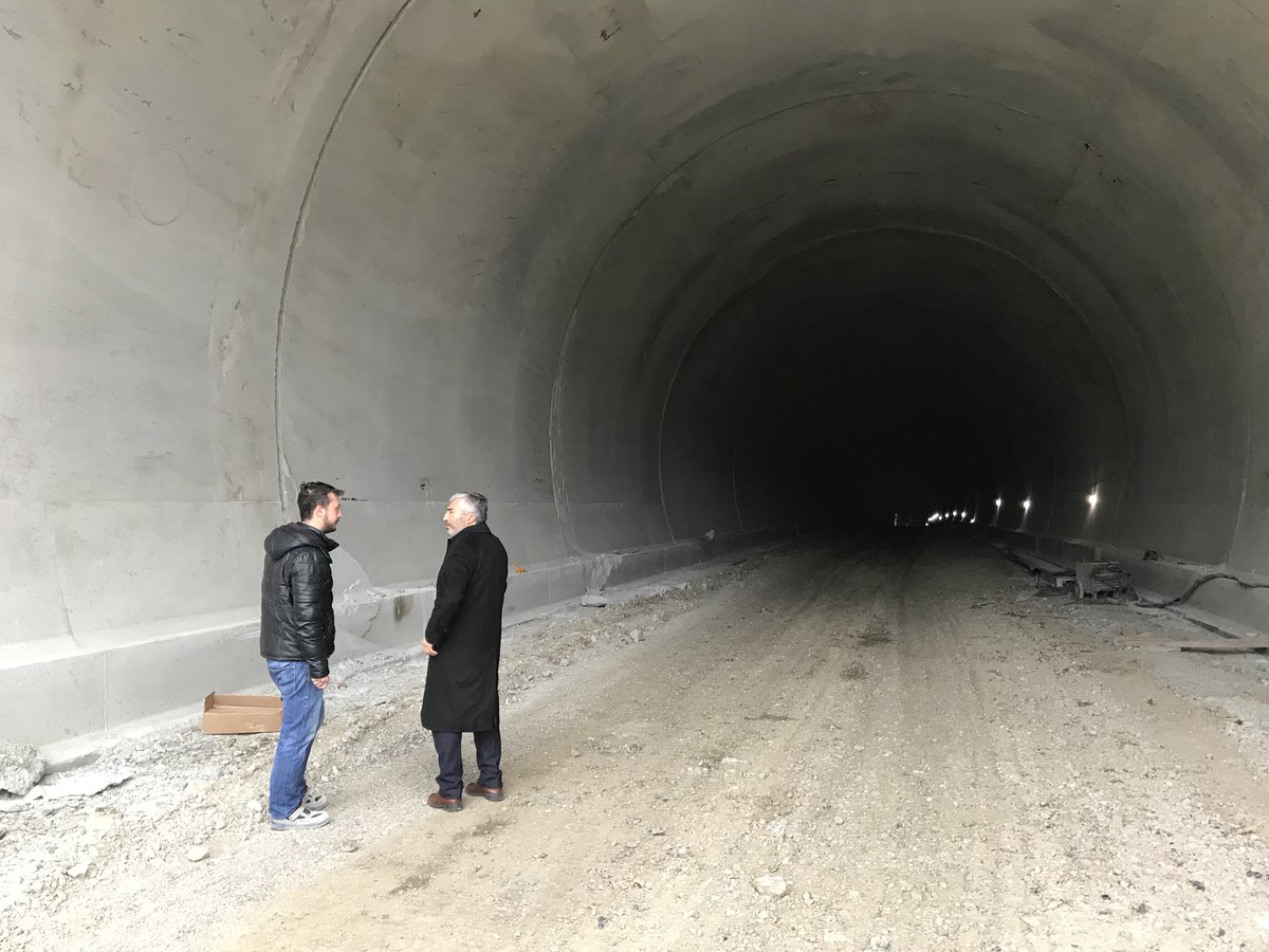 huseyinnfiliz's tweet photo. 2,2 km uzunluğunda olan ve %80’ni tamamlanan Çerkeş Tüneli yapım çalışmalarını yerinde inceledik.Özellikle kış aylarında vatandaşlarımızı zor duruma sokan virajlar ve eğimli yollar bu tünel sayesinde ortadan kalkacak,daha güvenli ve daha konforlu bir şekilde seyahat imkanı olacak https://t.co/wdRBBE39EK