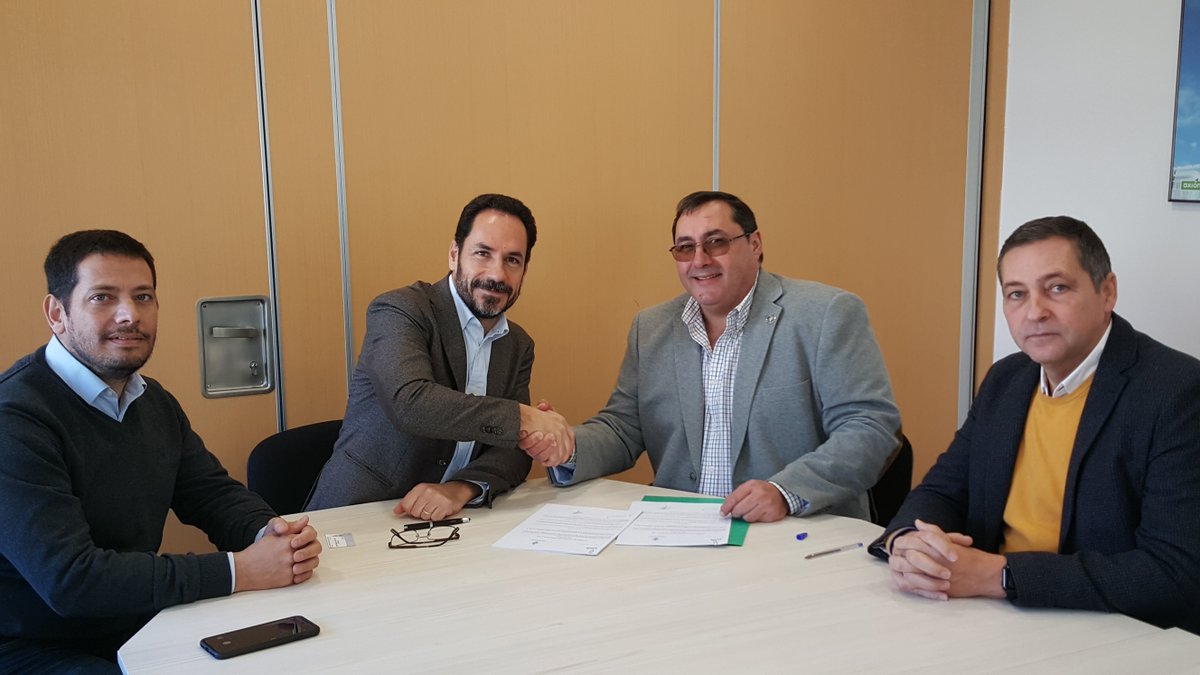 ure_es's tweet photo. Se ha firmado una nueva colaboración entre #Axion (miembro de @UNIREDasoc) y  @ure_es. Gonzalo Pansard director general de Axion y Pedro Fernandez presidente de URE, durante la firma en las oficinas de Axion en Sevilla. @ea1yo @EA7TB @ea7ke @ea7kw @EA7URS @jdlcea7akk #somosURE https://t.co/fcw4HoOaND