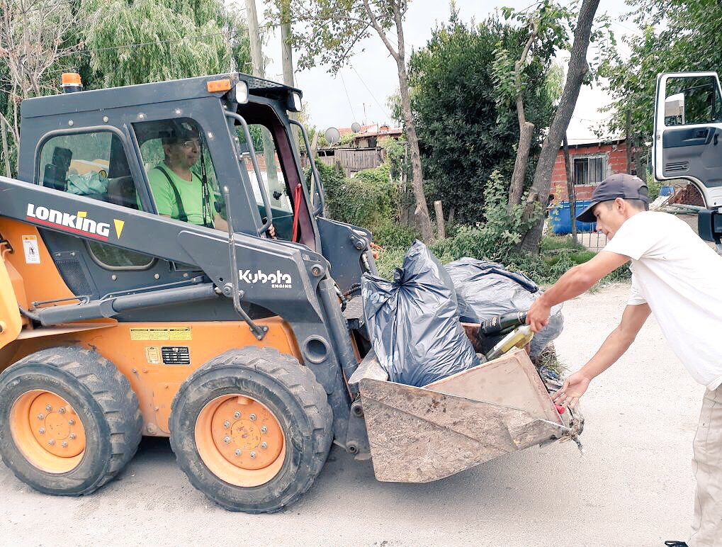 vivi_torcuato's tweet photo. SÁBADO | Estamos limpiando y recolectando montículos en nuestra ciudad #Torcuato_Este #TigreAvanza https://t.co/UmPZzXdQky