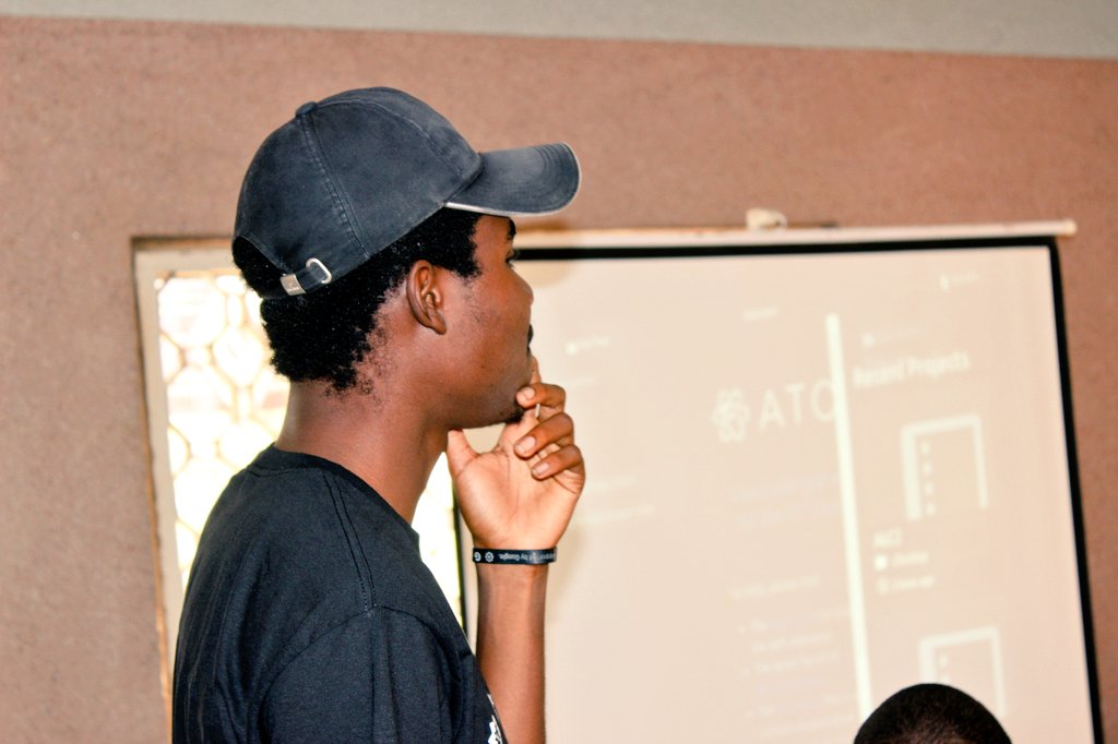 StartupKano's tweet photo. When an idea sparks through team work, @farookshuaibu taking @andela 3.0 web session @startupkano Hub #ALCWithGoogle #ALCKano #Devs #KanoDevs https://t.co/6ZrLNgvT5o