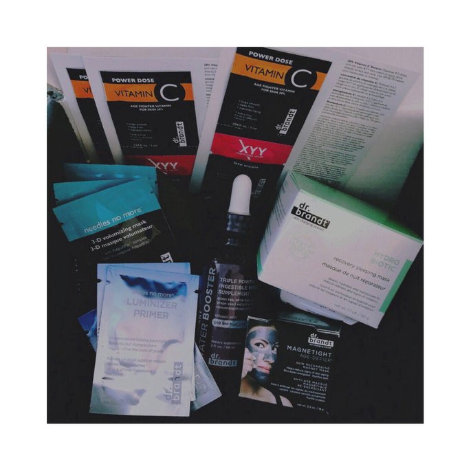 AgingObsession's tweet image. Let’s find out what #DrBrandt brings to the table for our #antiaging #skincare world!#agingobsession #Voxbox #magnetic #illuminating #waterbooster #hydration #haut #skinsanity #vitaminc #nomoreneedles #beautyblogger