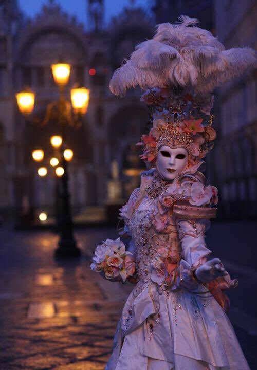 ...las máscaras consiguen algo más que ocultar: igualan. En #CarnavaleVenezia2018 no existen diferencias de raza, género o edad; #Venecia asemejará a una red social, en ella,  podrás ser quien desees..#RRSS <a href="/llorente_fran/">Fran Llorente</a> #travel 
<a href="/Venice_Carnival/">Carnevale di Venezia</a> maicarivera.com 🌹📝