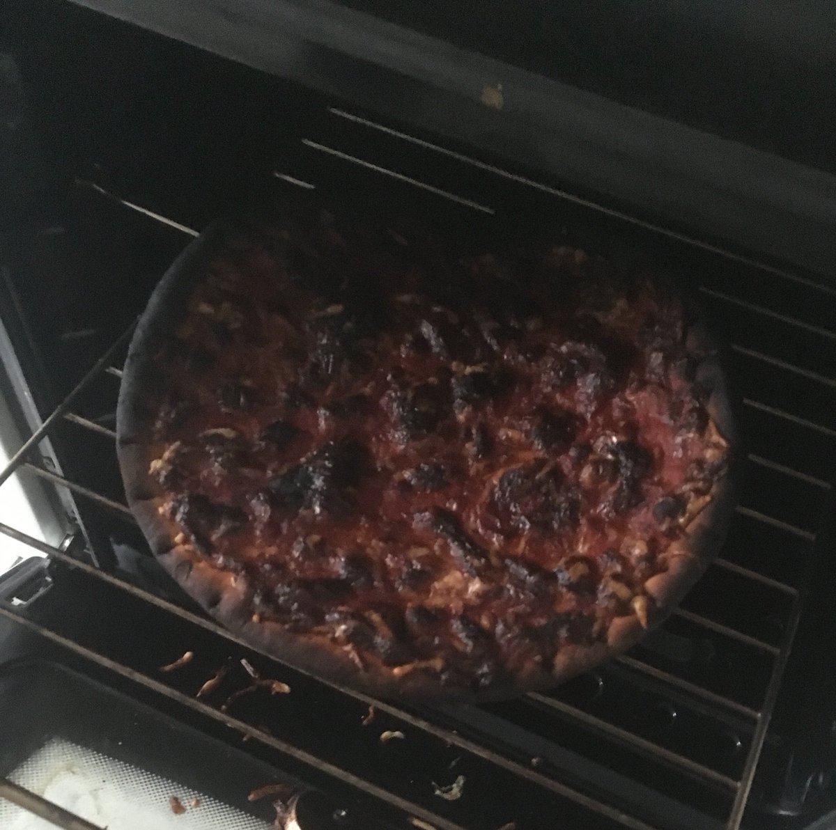 disperivi's tweet photo. Das passiert, wenn man streamt und glaubt, man kann sich gleichzeitig darauf konzentrieren, die Pizza rechtzeitig aus dem Ofen zu nehmen. https://t.co/uKtnqNfq1J