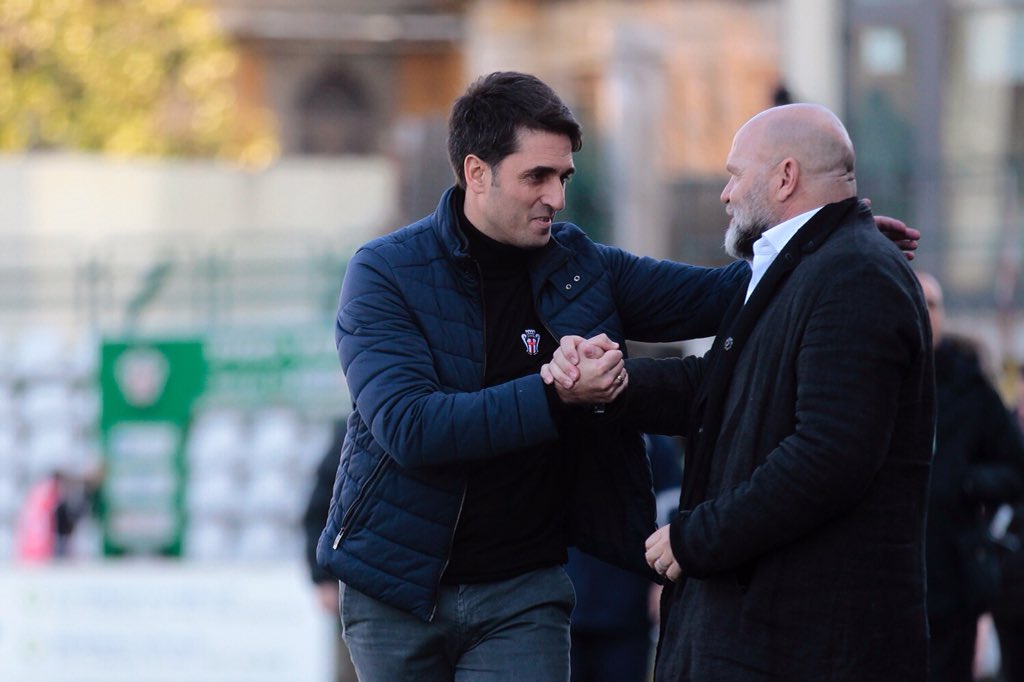 ProVercelli1892's tweet photo. Il saluto tra Mister GRASSADONIA e il collega Serse #Cosmi nel prepartita di #PrvAsc #CalcioVero https://t.co/yE5lg1Fj3w